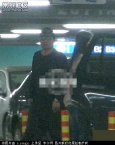 董卿和毕福剑亲嘴照片,幕后照片曝光引热议