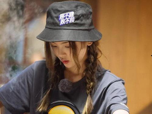 戴着渔夫帽表情包,渔趣盎然，笑点连连